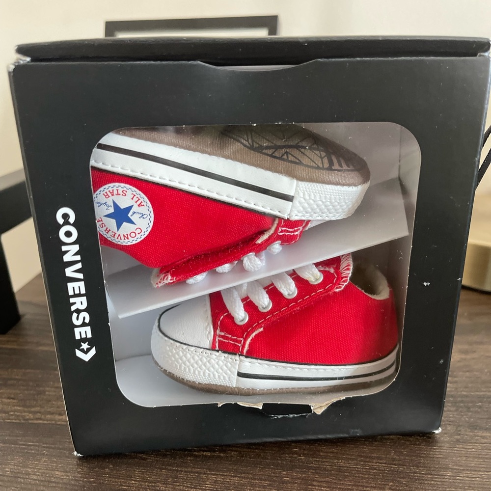 Never worn (the box has been thru it) Converse Chuck Taylor All Star Cribster